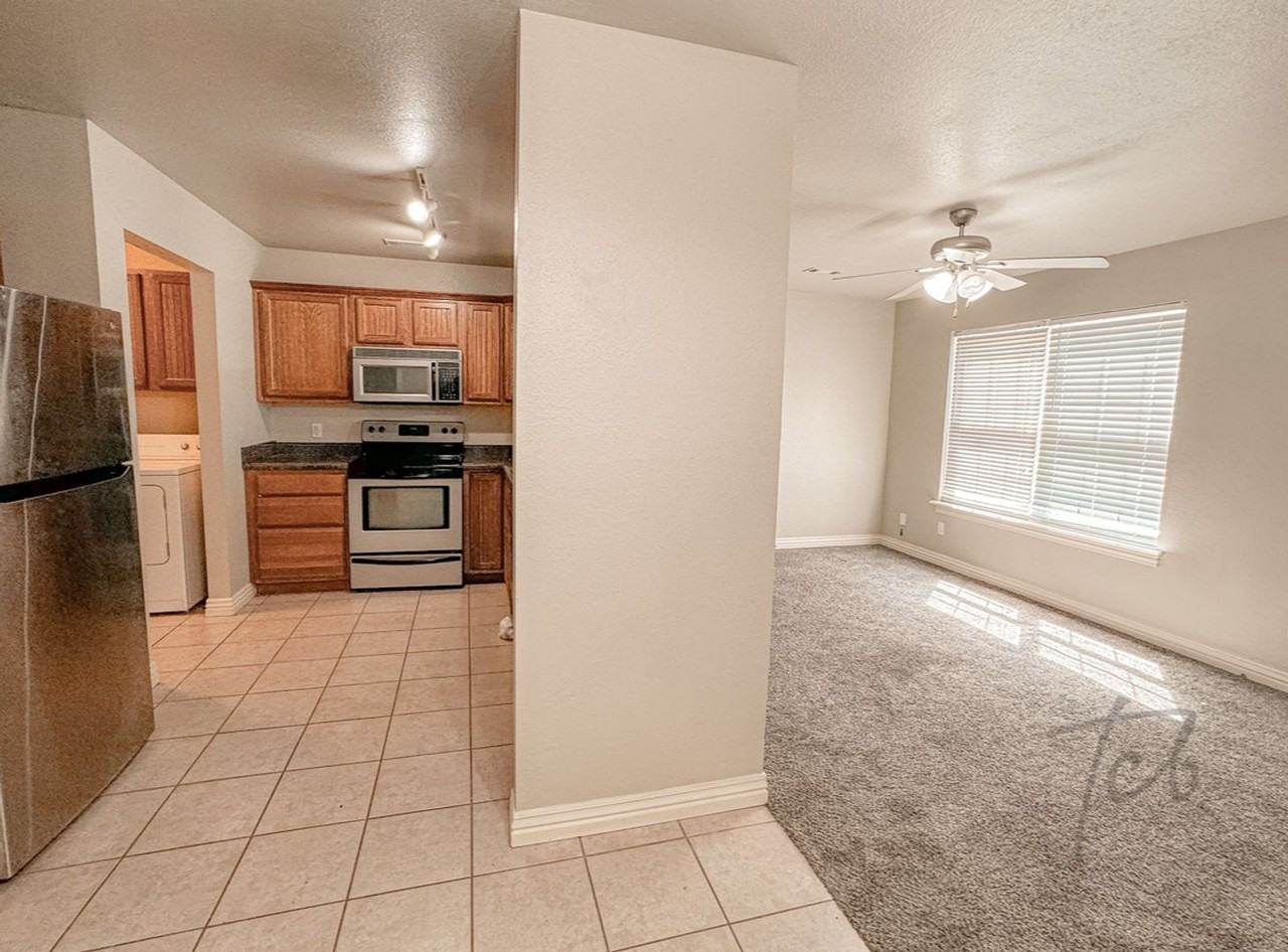 912 S Wood Ave - Photo 5 of 28