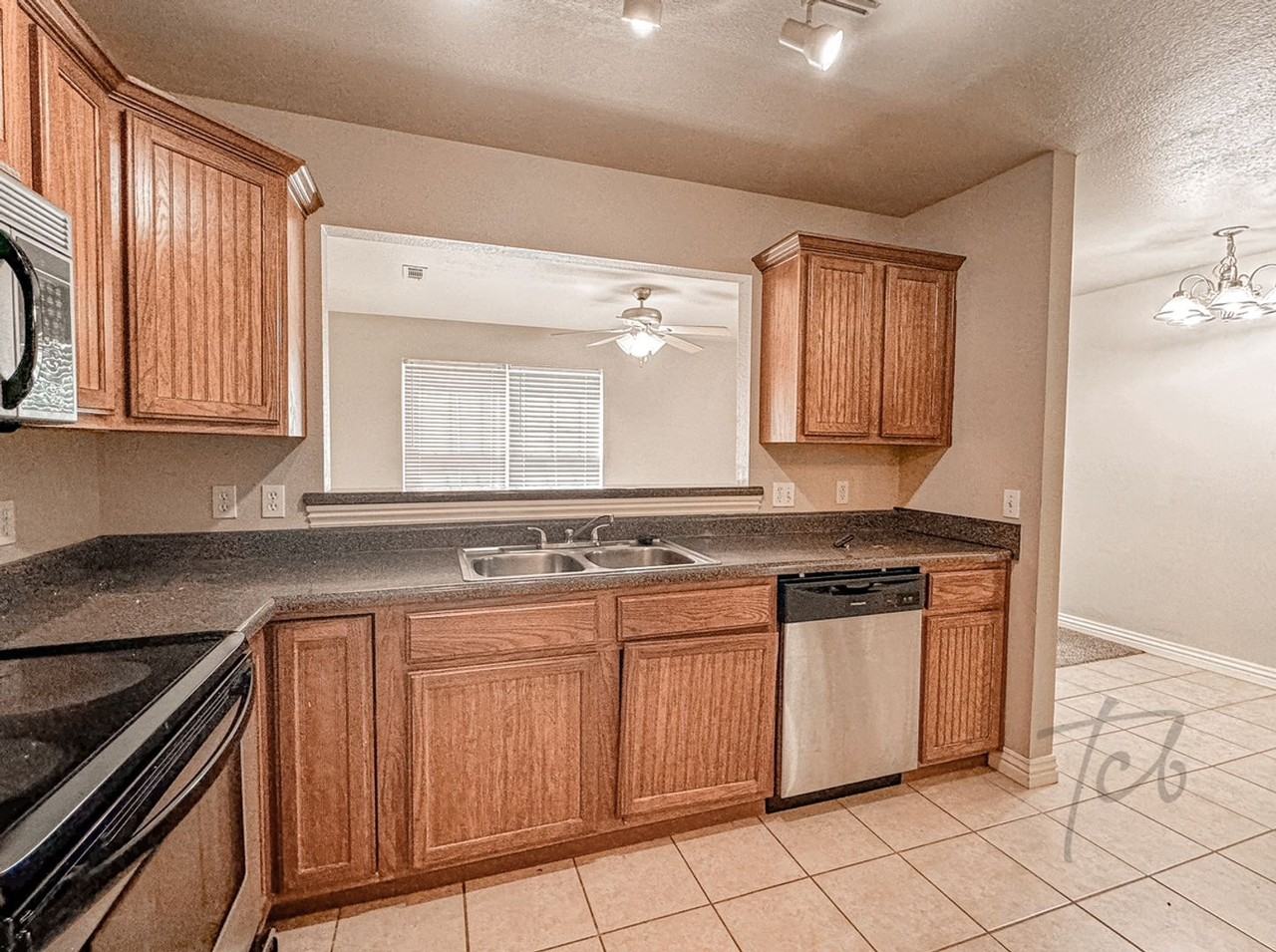 912 S Wood Ave - Photo 6 of 28