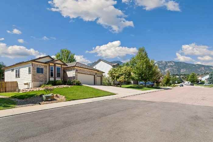 715 Robinglen Ct - Photo 2 of 31