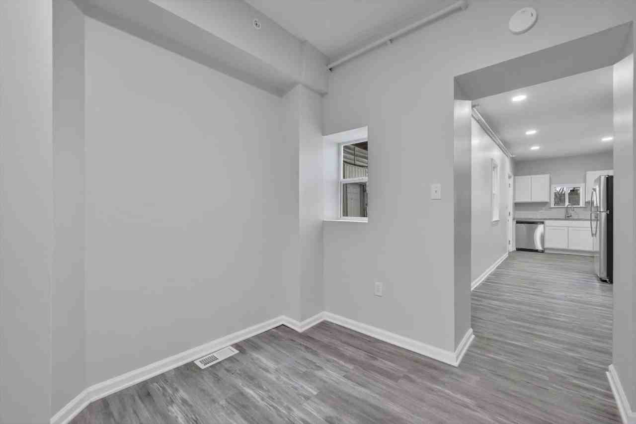 556 Salem Ave - Photo 2 of 15