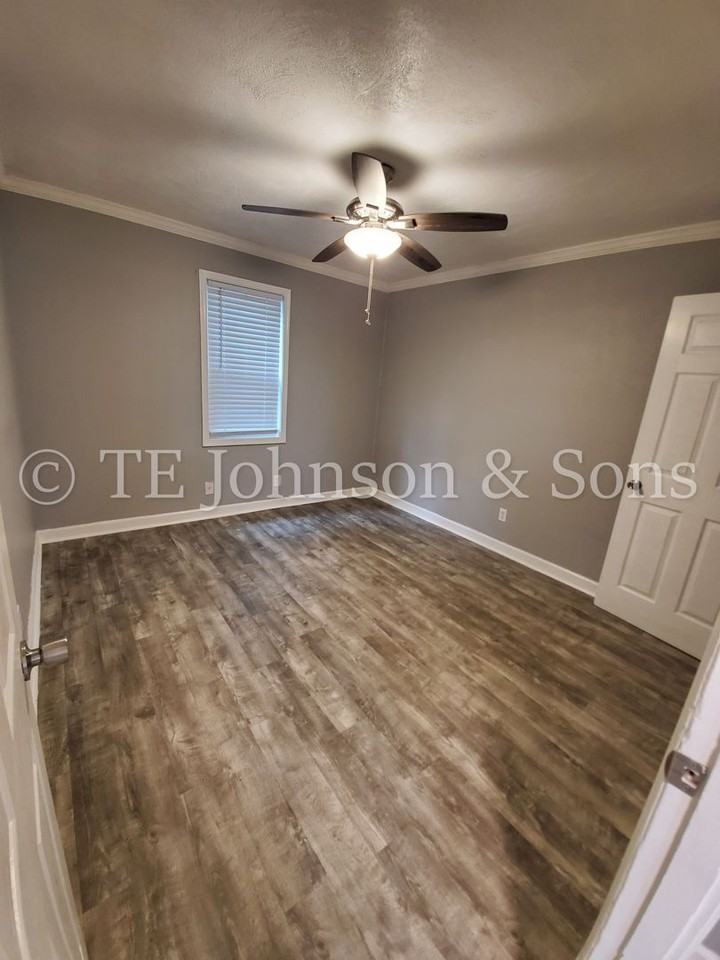 832 W 7th St - Photo 7 of 9