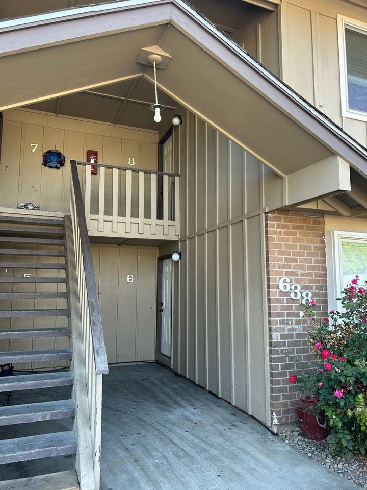 638 32nd Ave Se #8 - Photo 4 of 13