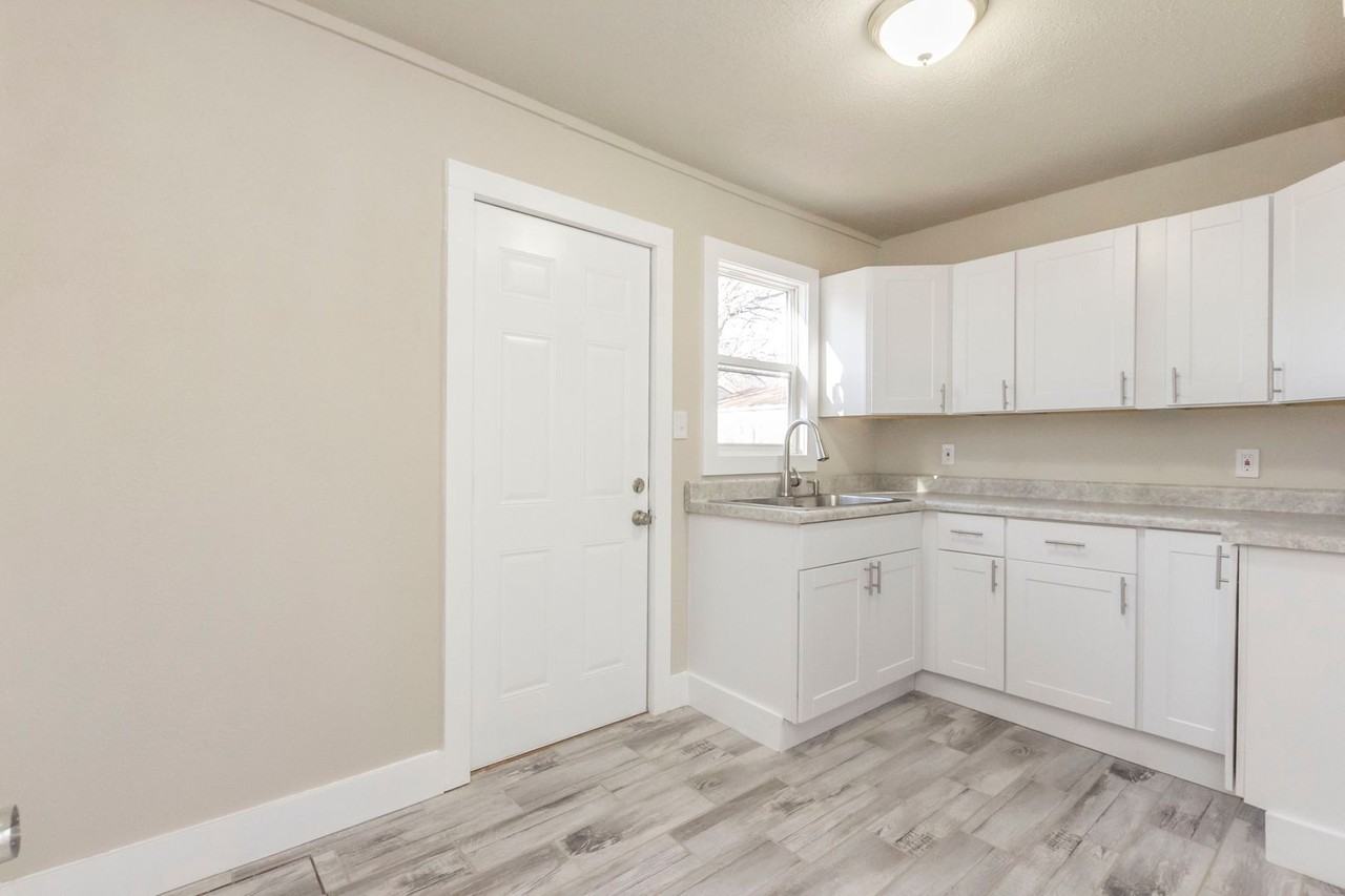 1220 E 37th Ct - Photo 2 of 11