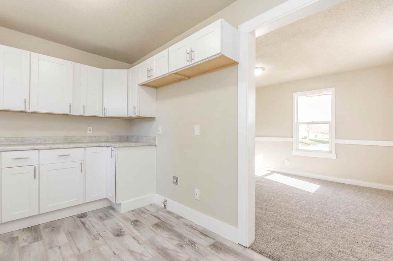 1220 E 37th Ct - Photo 3 of 11