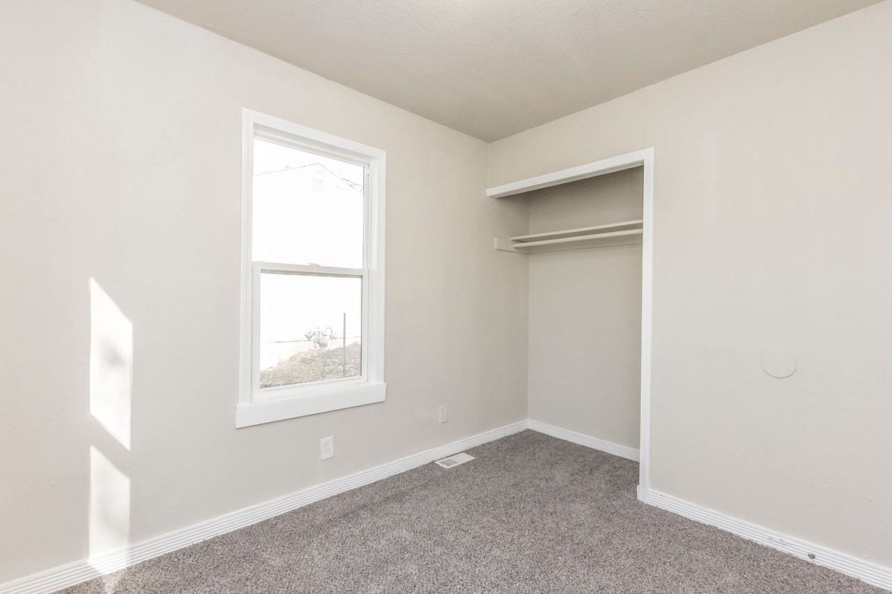 1220 E 37th Ct - Photo 5 of 11