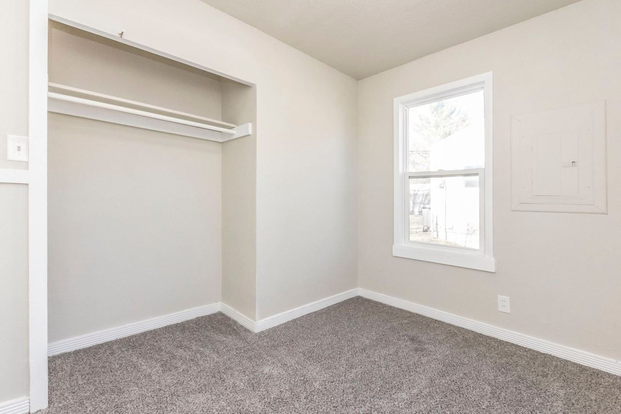 1220 E 37th Ct - Photo 6 of 11