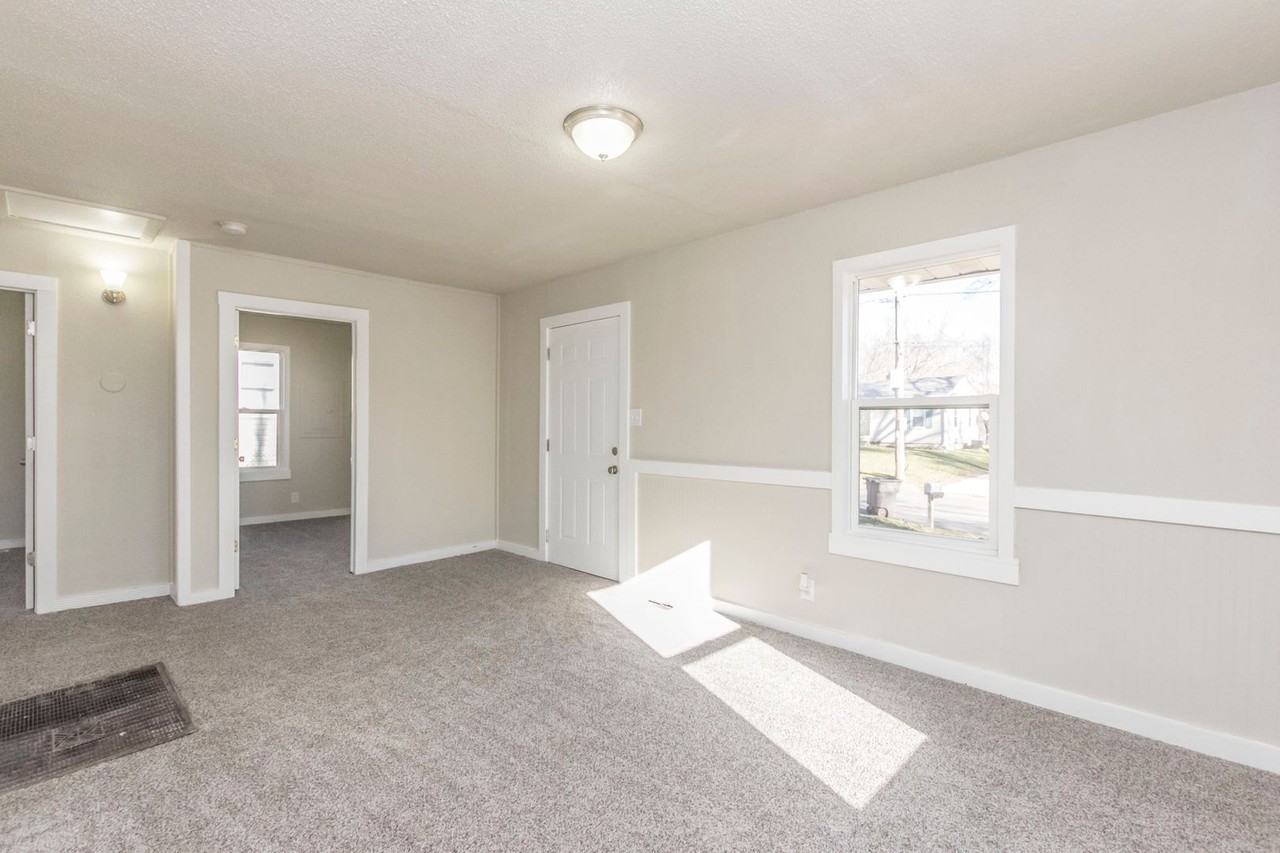 1220 E 37th Ct - Photo 7 of 11