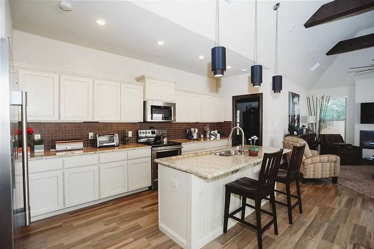 1804 Sw Riverstone Rd - Photo 2 of 14