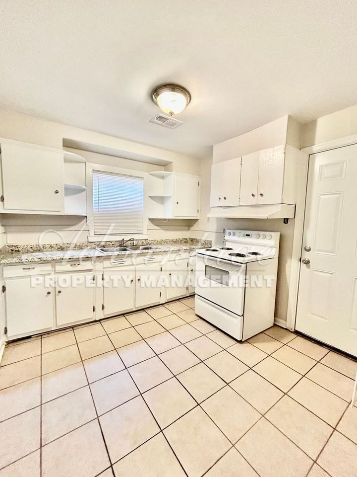 1075 E Walthal Cir - Photo 2 of 7