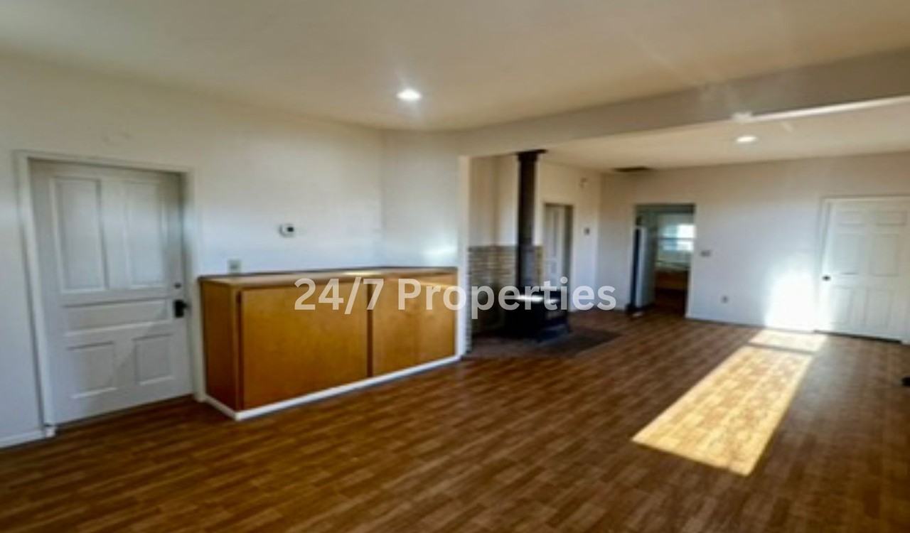 297 N Broadway St - Photo 3 of 13