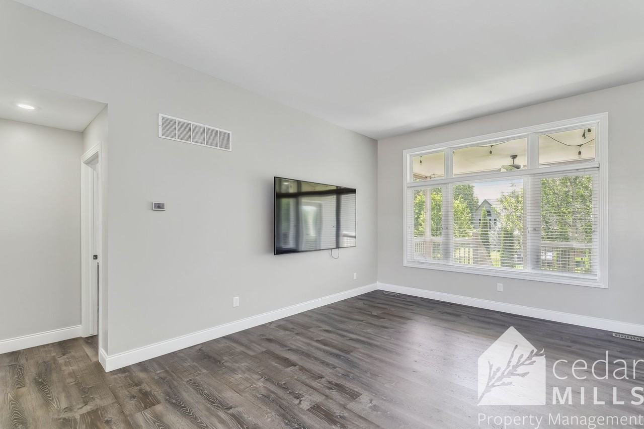 182 N Belle Terre St - Photo 3 of 20