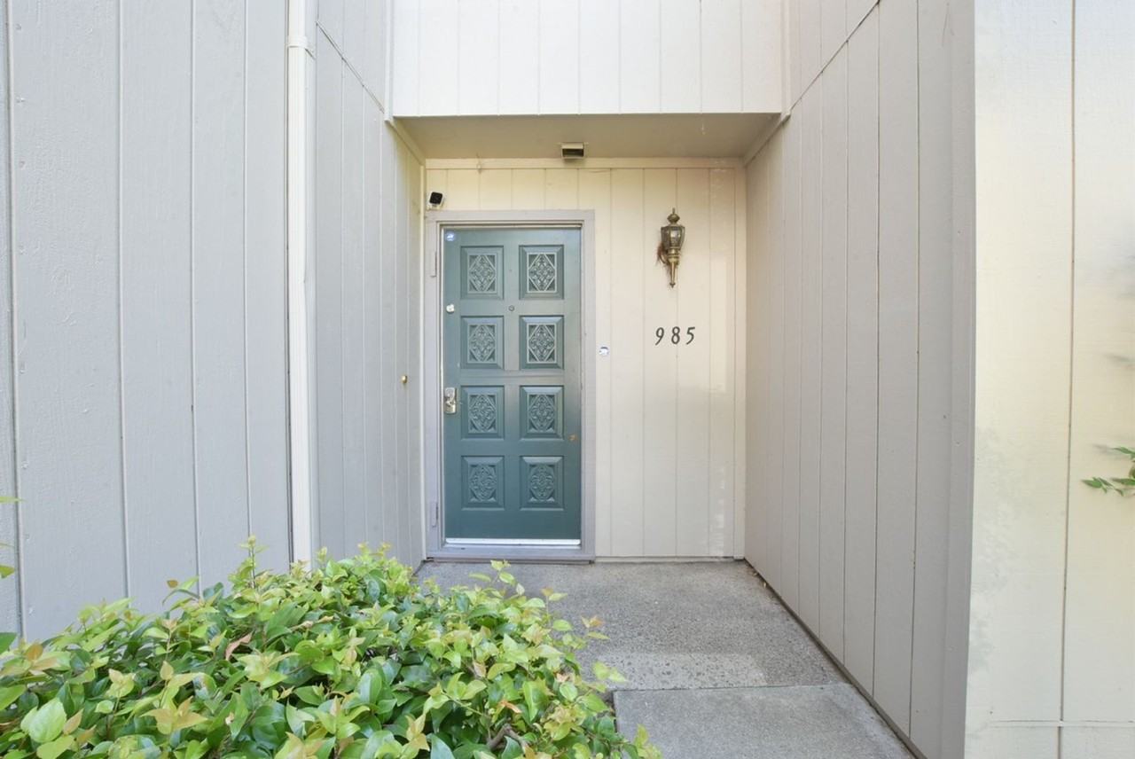985 Lakeshire Ct - Photo 2 of 16