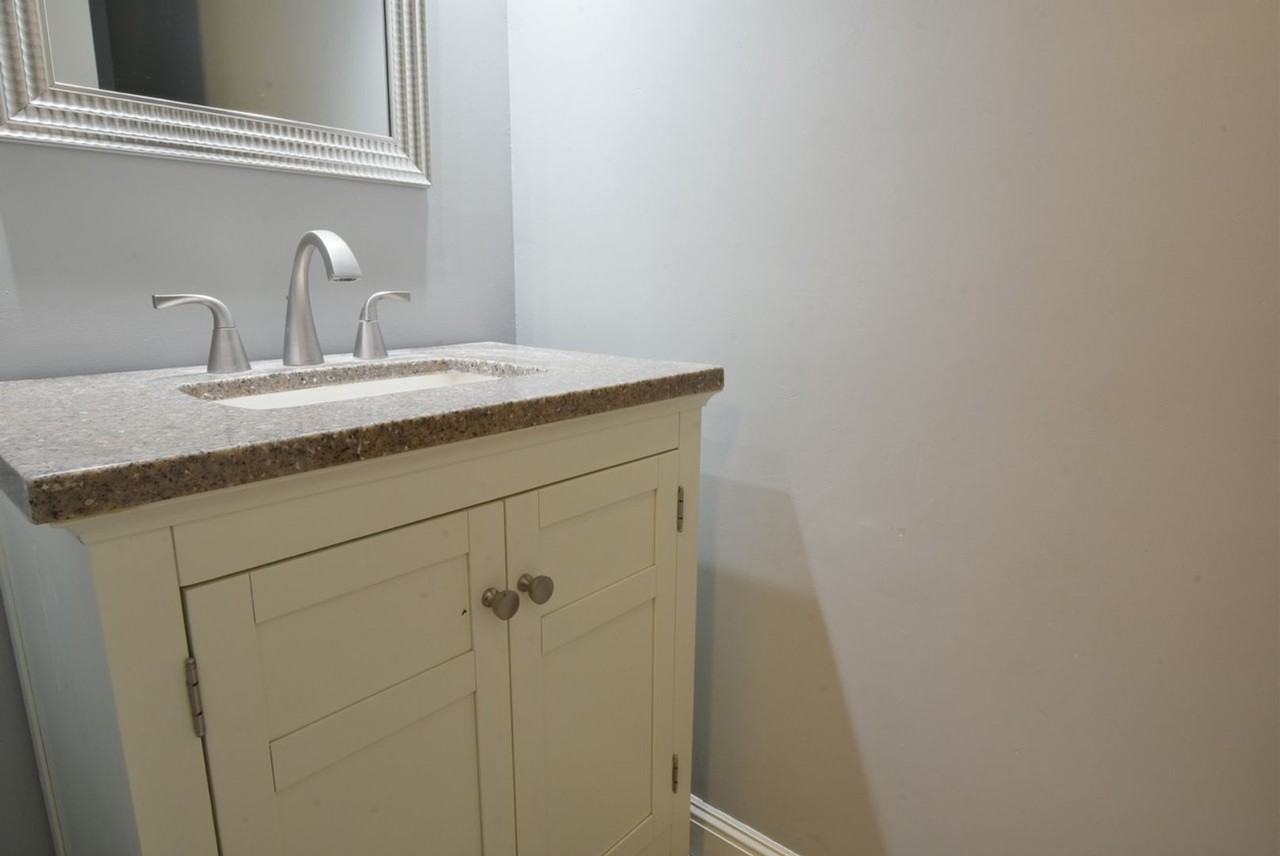 985 Lakeshire Ct - Photo 3 of 16