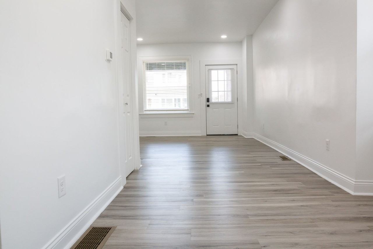 654 Gilbert St - Photo 3 of 28