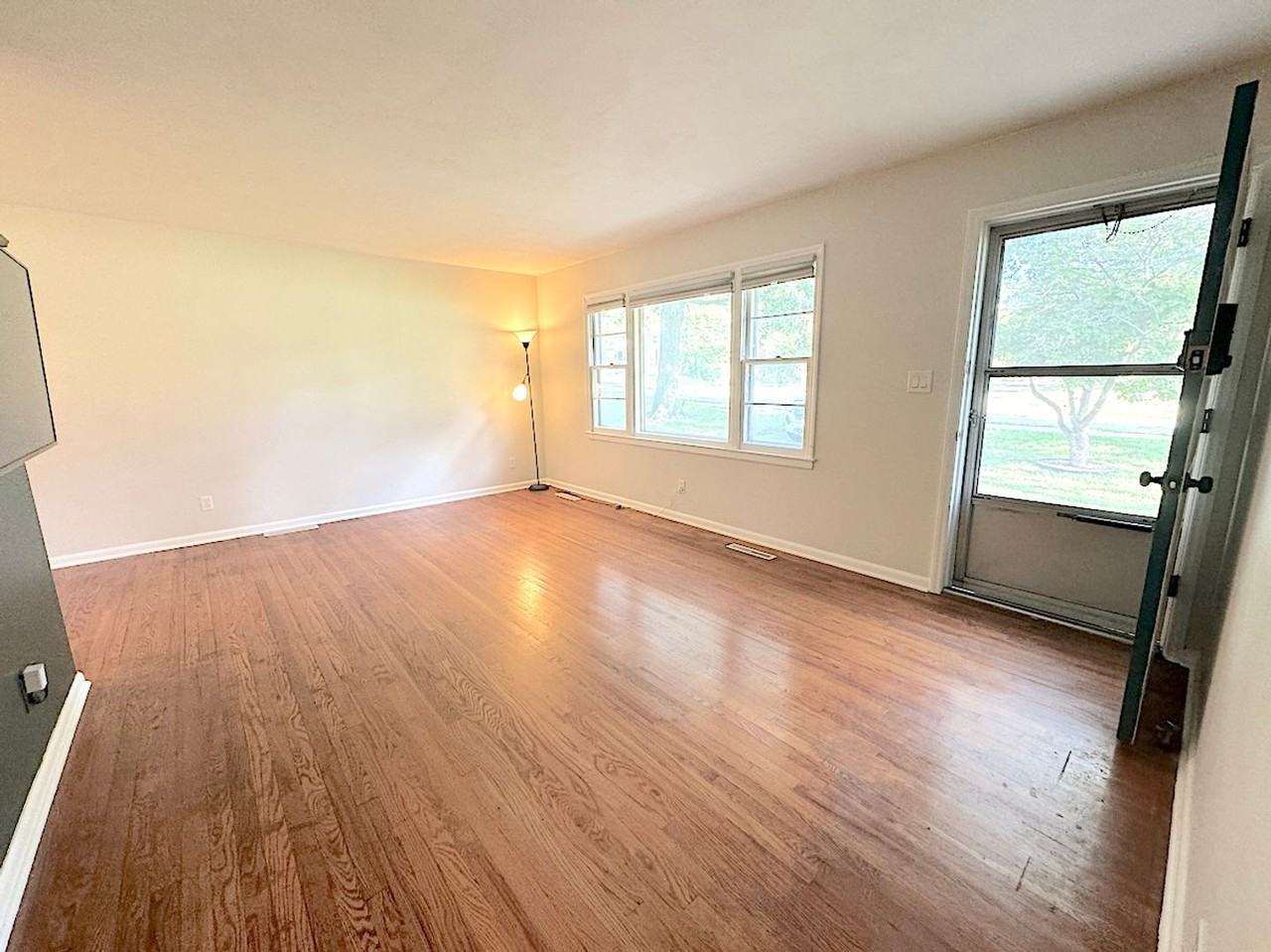 501 W 89th St - Photo 2 of 16