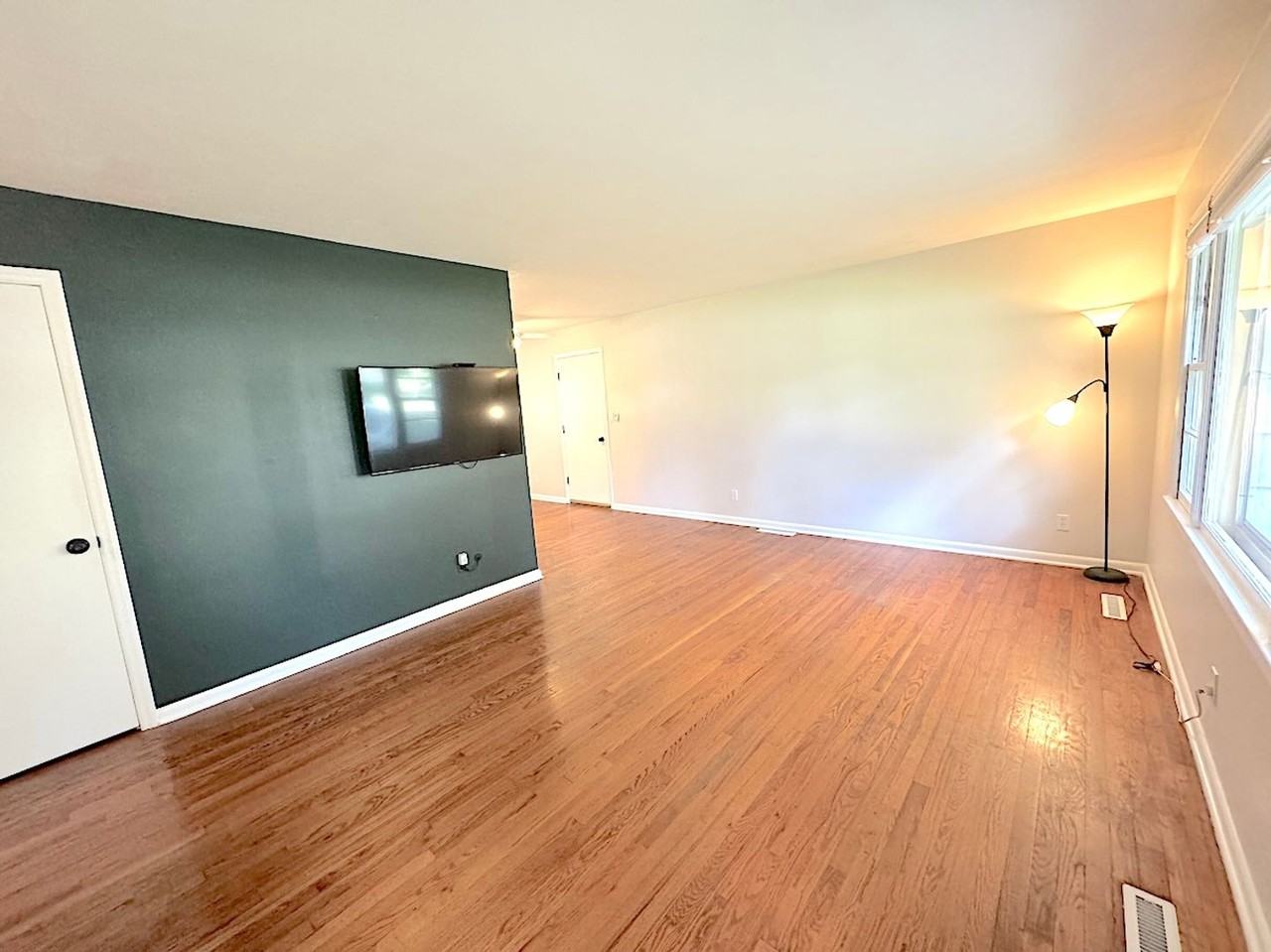 501 W 89th St - Photo 3 of 16
