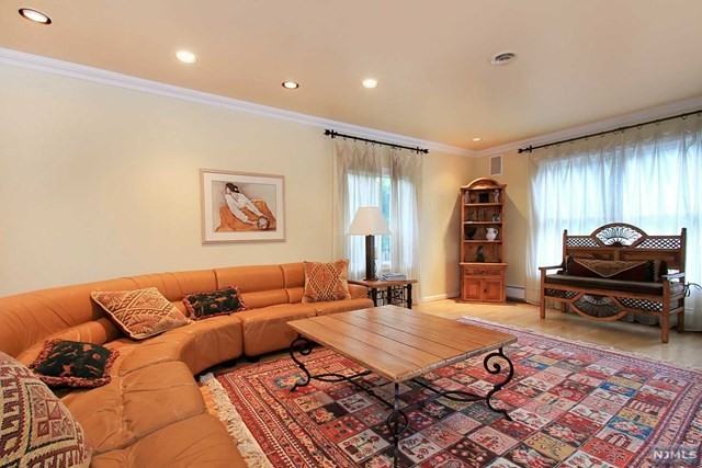 3 Hilton Pl - Photo 3 of 25