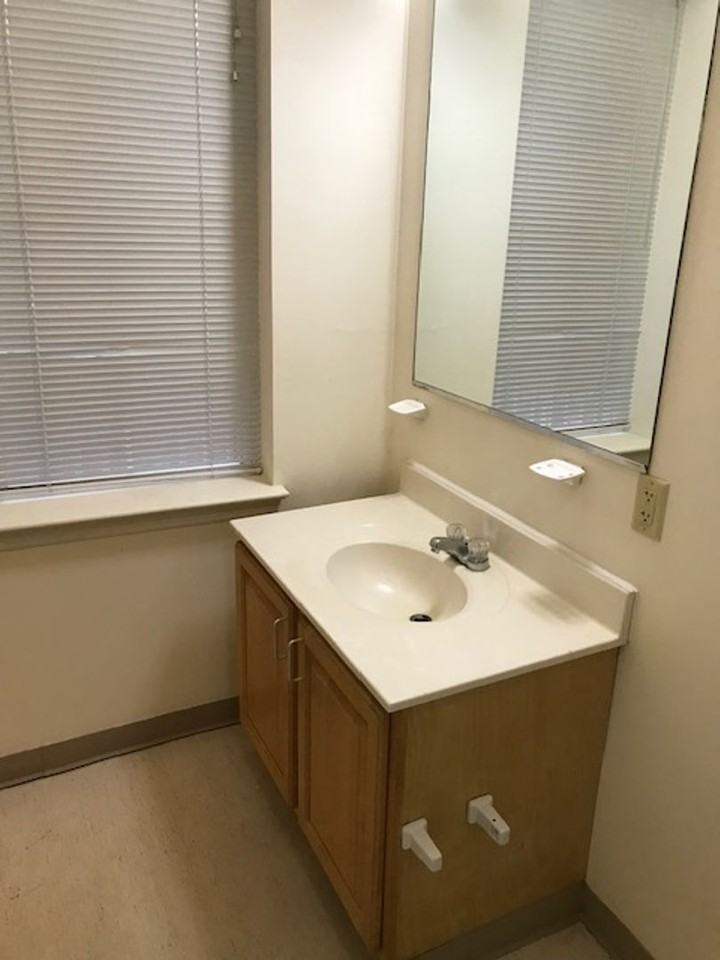 1330 Derry St - Photo 3 of 9