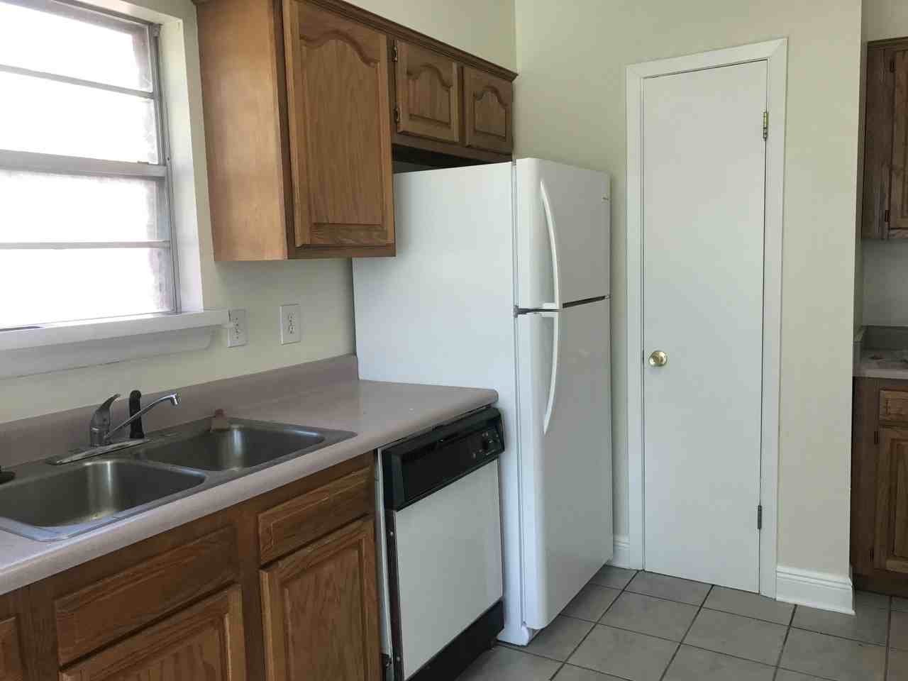 321 Thames Dr - Photo 4 of 12