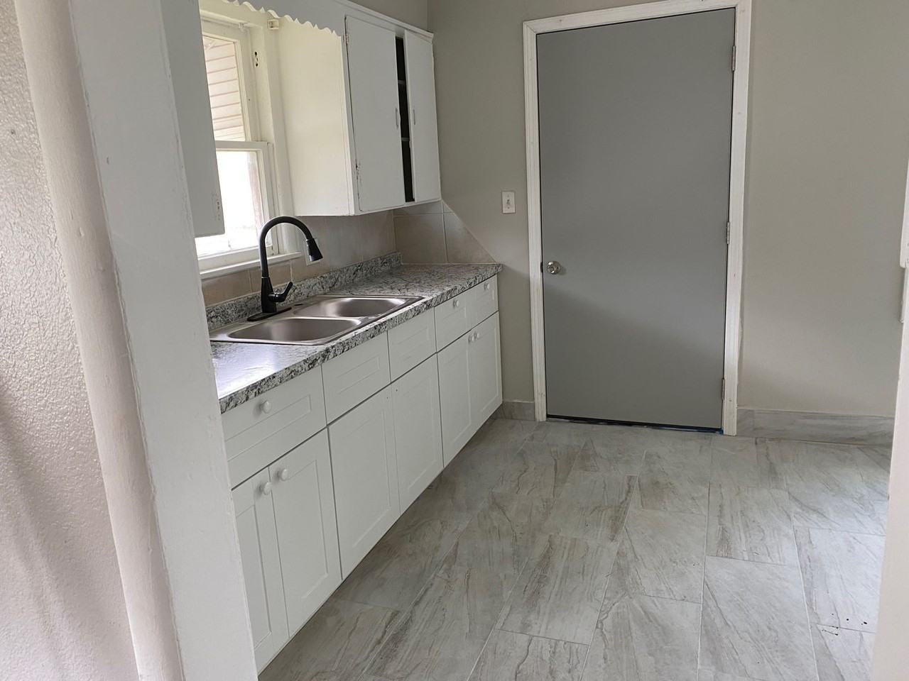 5913 W 8th St - Photo 4 of 6