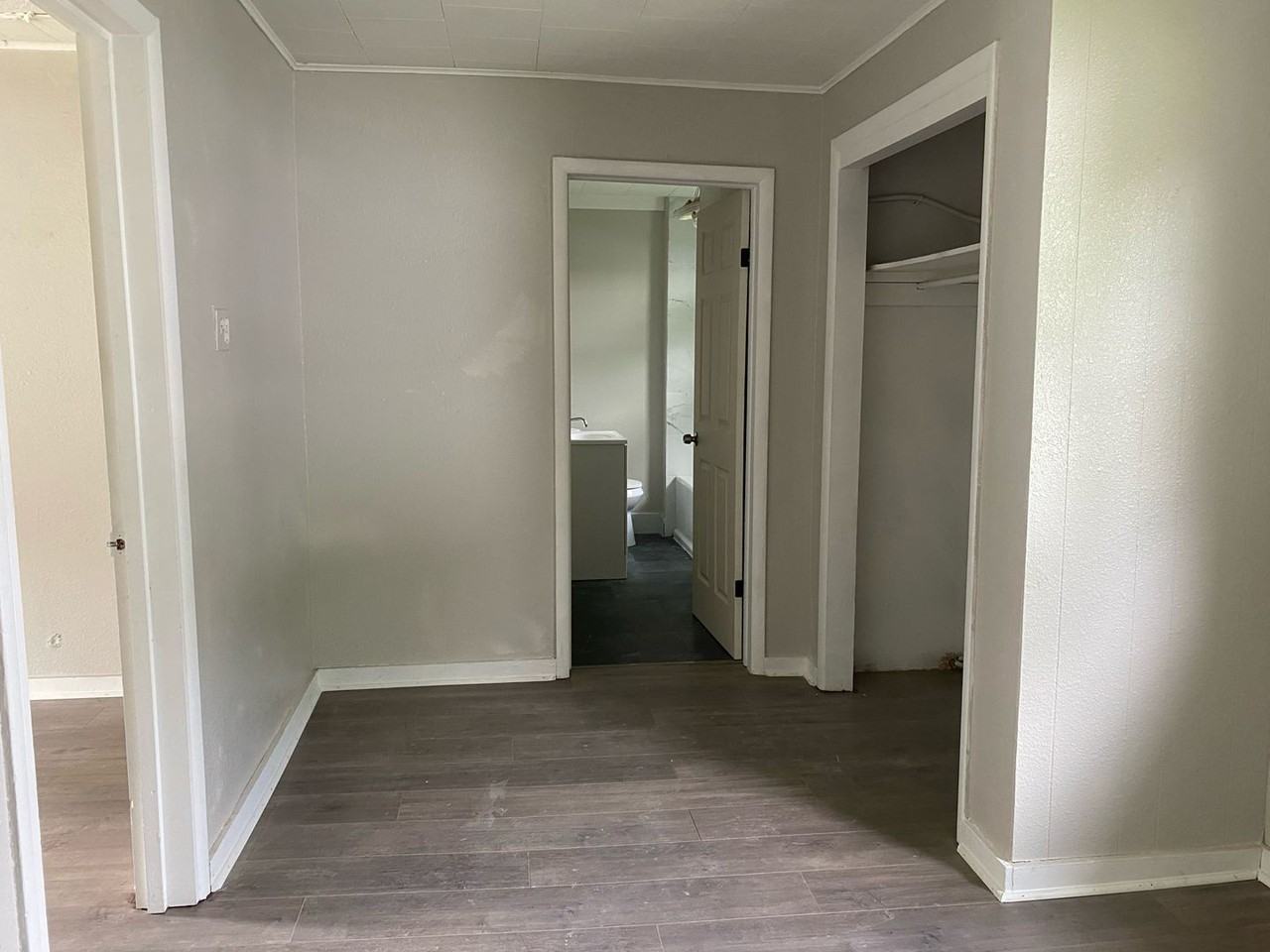 5913 W 8th St - Photo 6 of 6