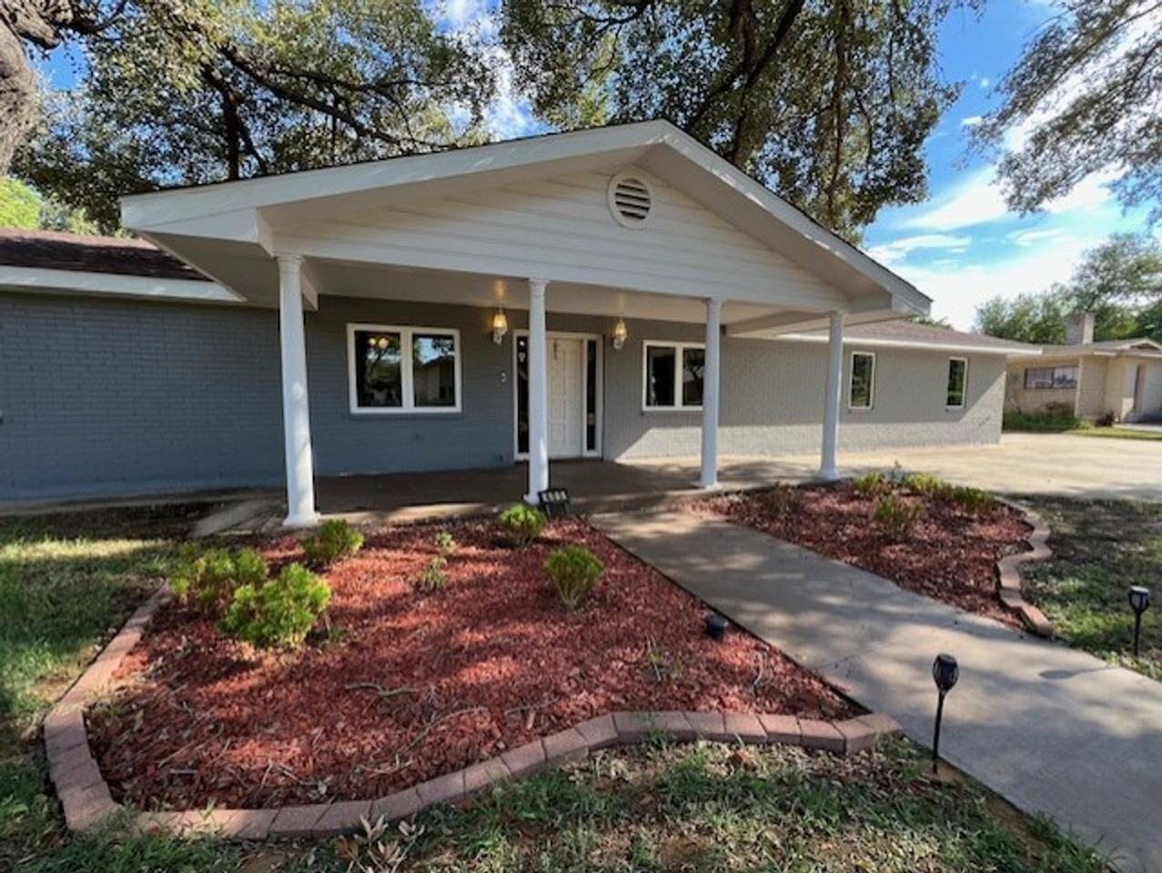 405 Westmont Dr - Photo 2 of 26