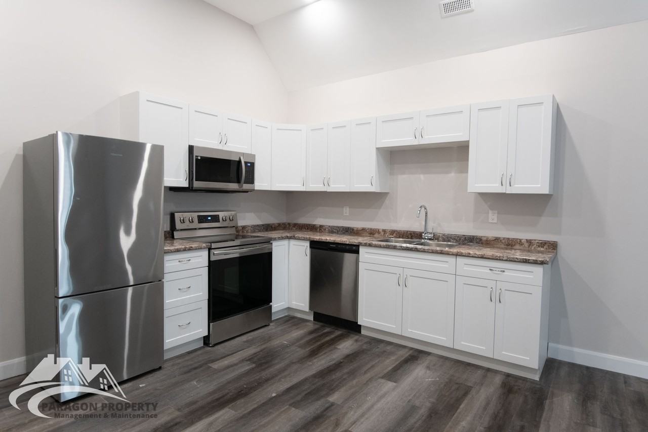 111 Brown St - Photo 3 of 18