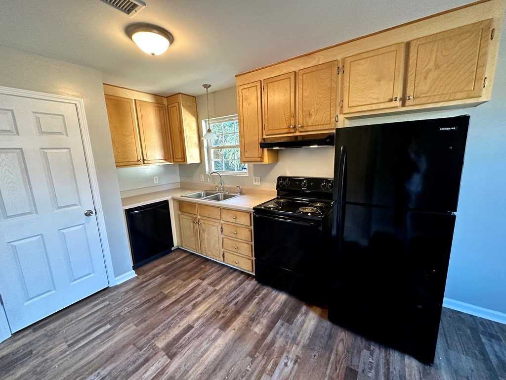 305 N College St - Photo 2 of 10