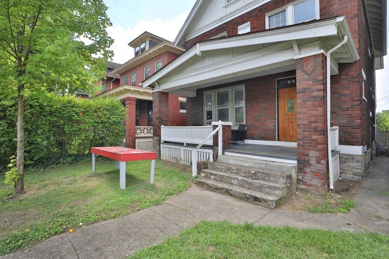 1619 Summit St - Photo 4 of 34