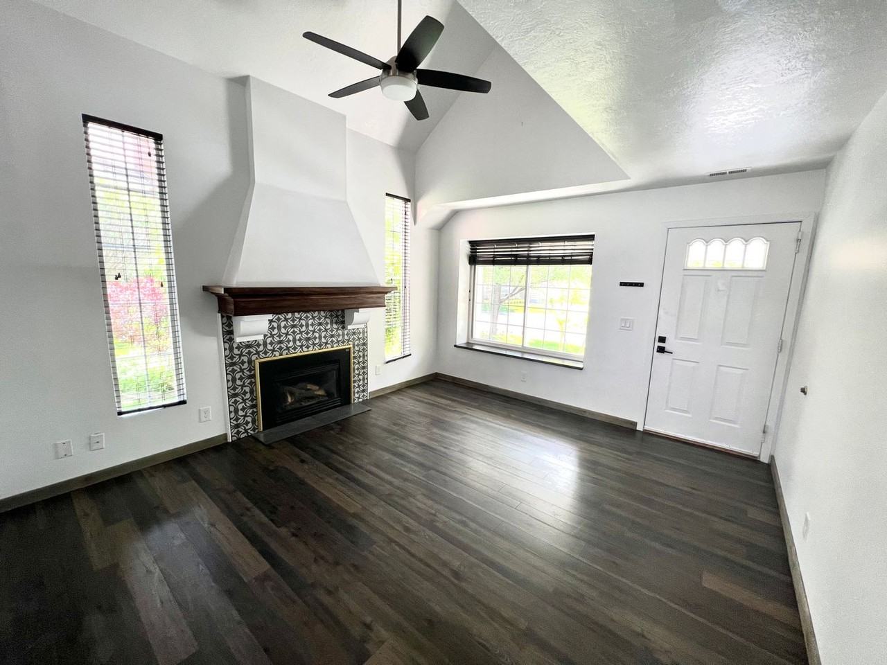 1501 E Spring Leaf Dr - Photo 2 of 16