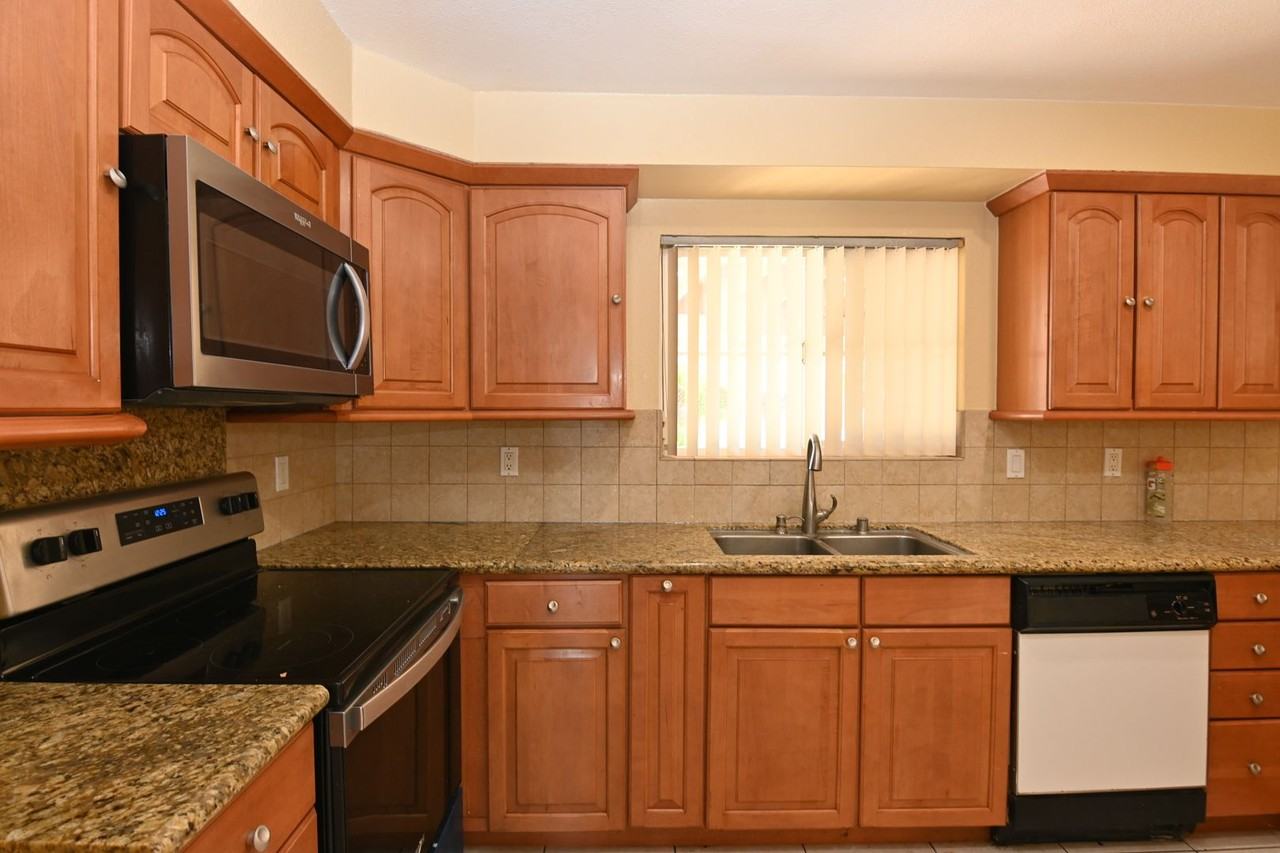 398 Roan St - Photo 3 of 30