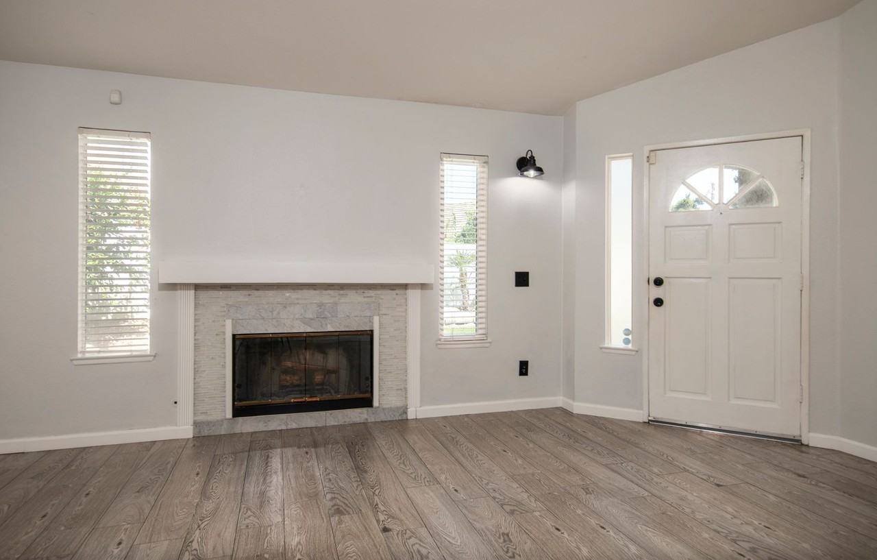 26143 Newport Ave - Photo 4 of 23