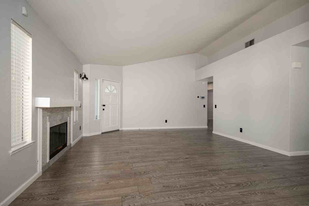 26143 Newport Ave - Photo 5 of 23