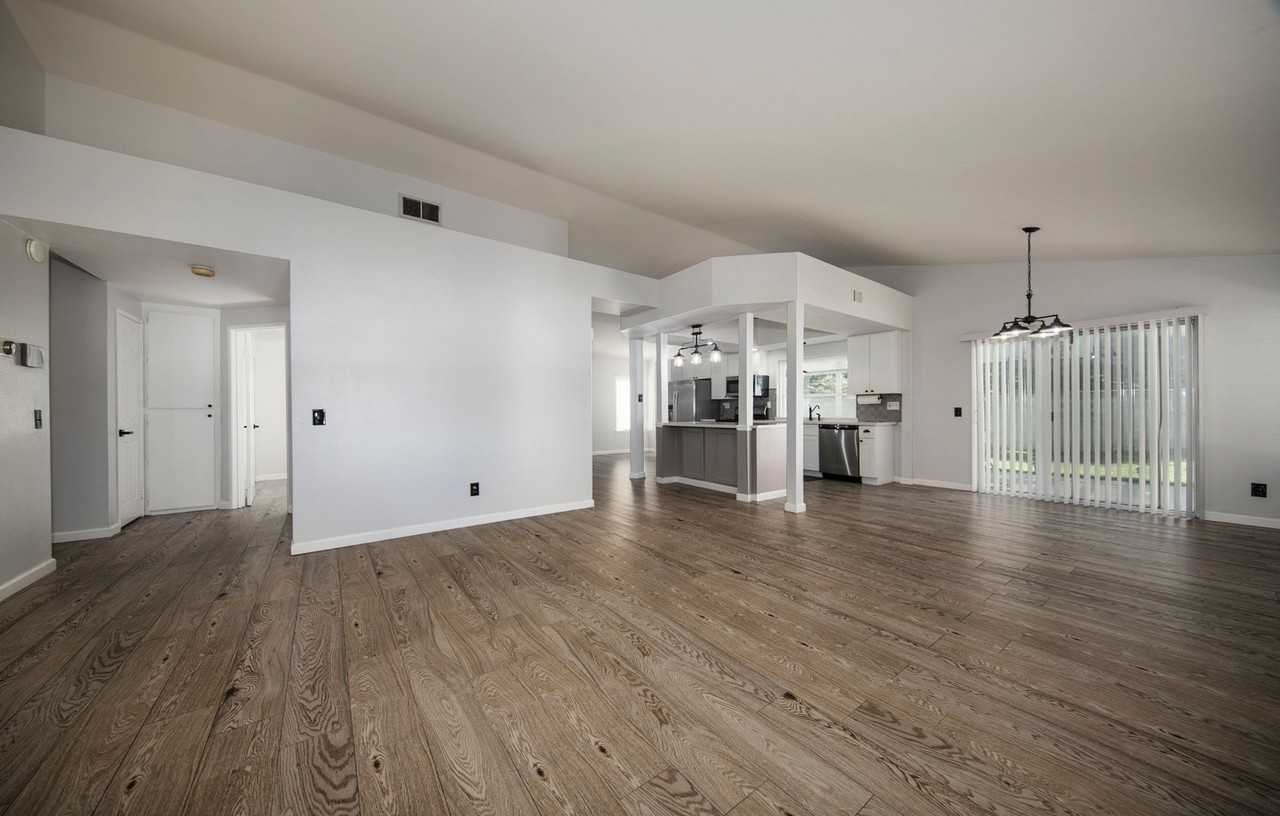 26143 Newport Ave - Photo 6 of 23