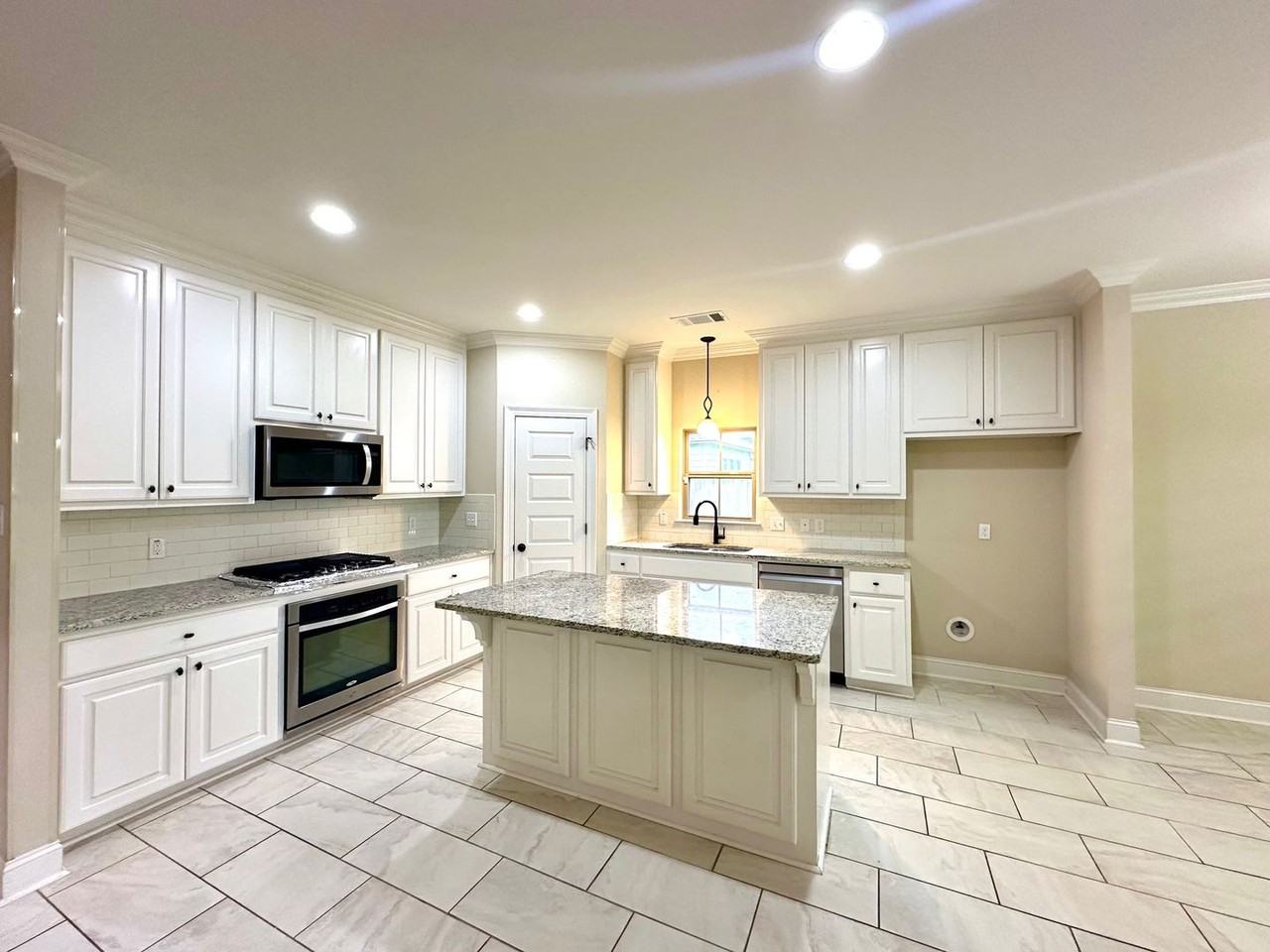 43283 Pond View Dr - Photo 3 of 29