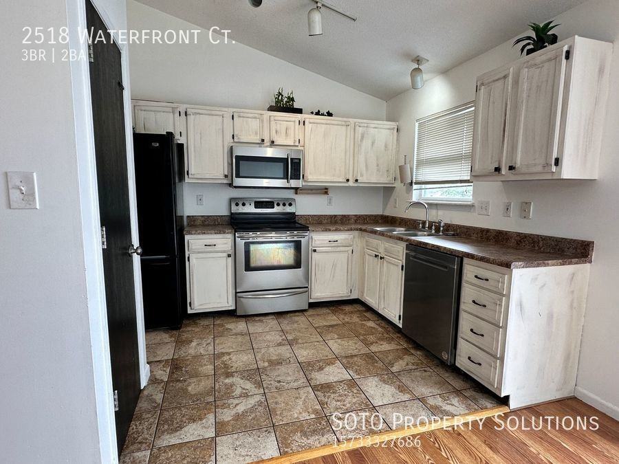 2518 Waterfront Ct - Photo 3 of 31