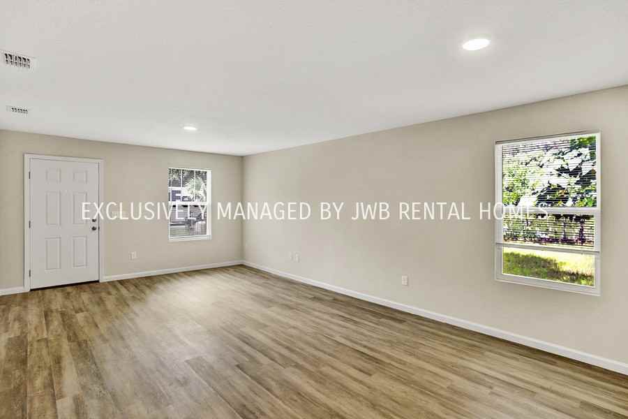 9353 Kentucky St - Photo 2 of 8