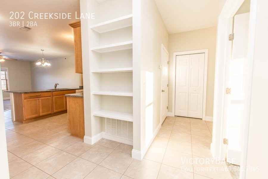 202 Creekside Ln - Photo 2 of 28