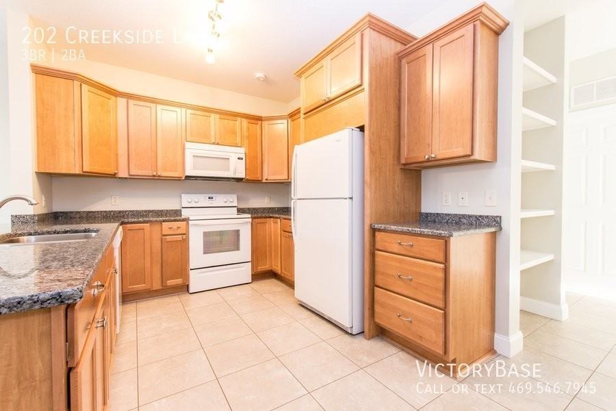 202 Creekside Ln - Photo 3 of 28