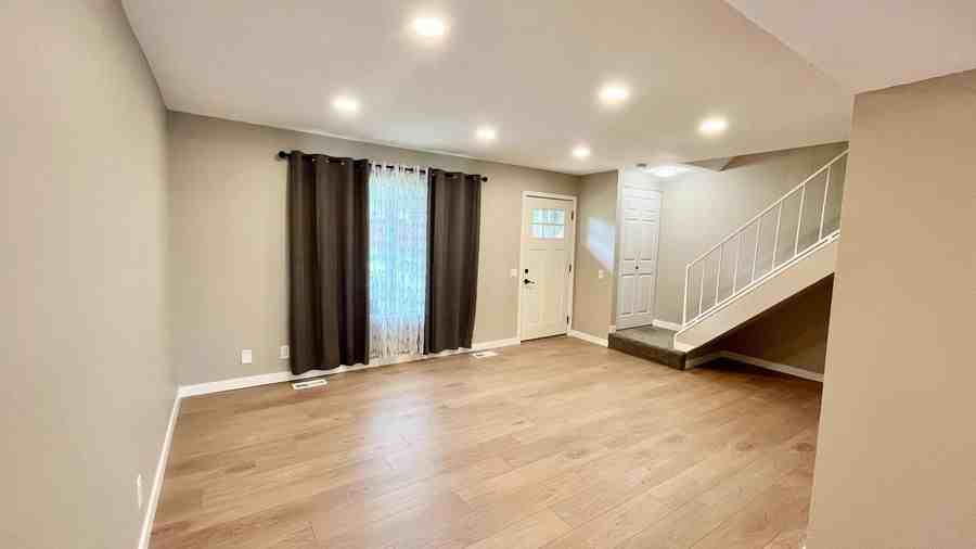 562 S Carr St - Photo 3 of 25