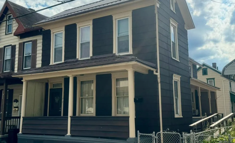 212 Pine St - Photo 2 of 10