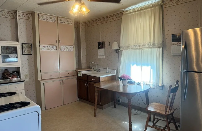 212 Pine St - Photo 3 of 10