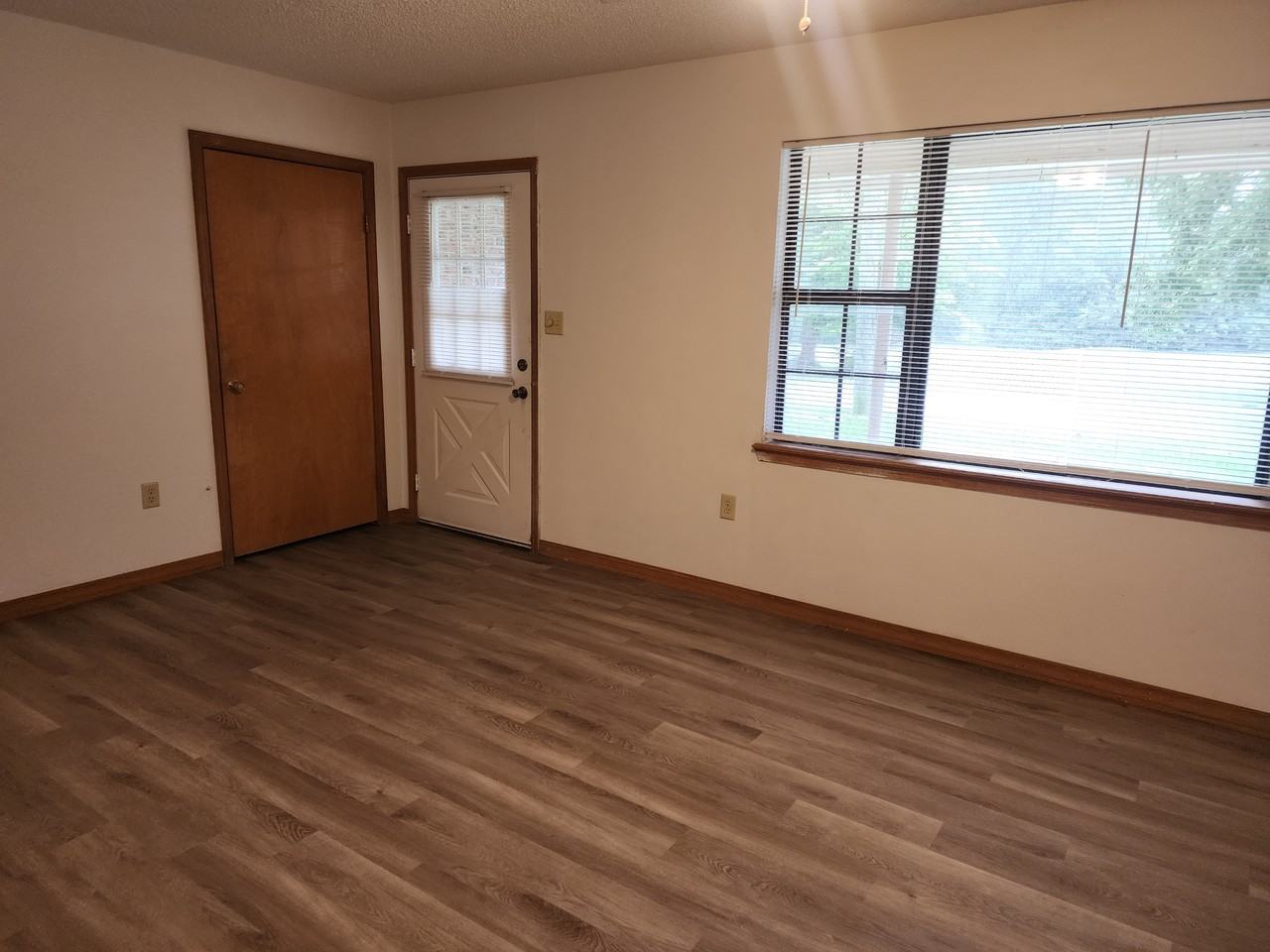 911 Riddell St Unit B - Photo 2 of 12