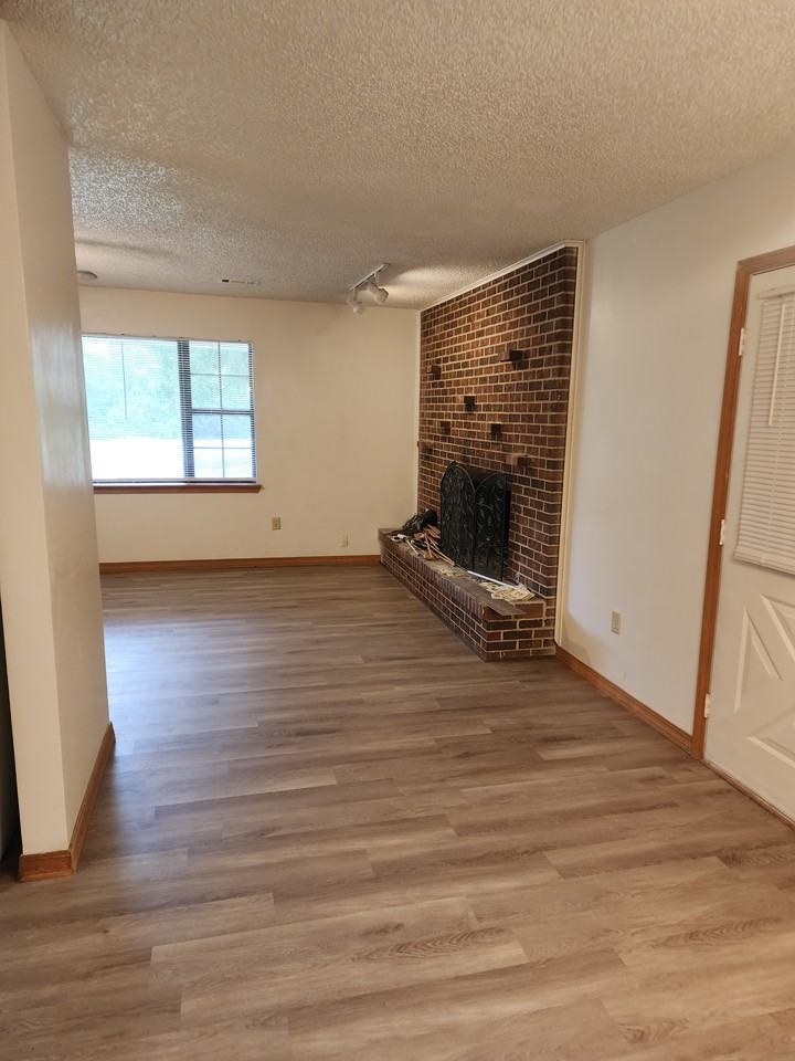 911 Riddell St Unit B - Photo 3 of 12