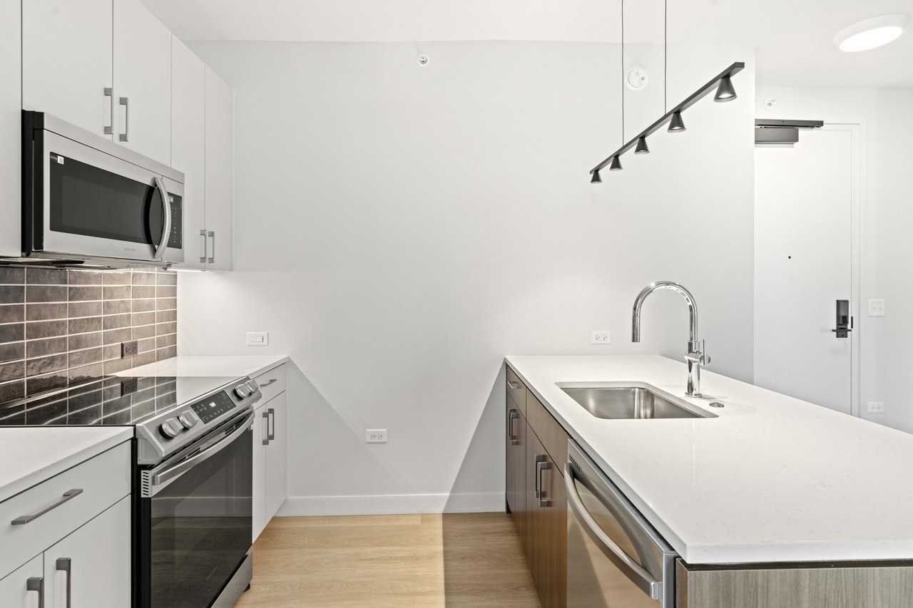 1101 W Van Buren St #2-2 - Photo 3 of 18