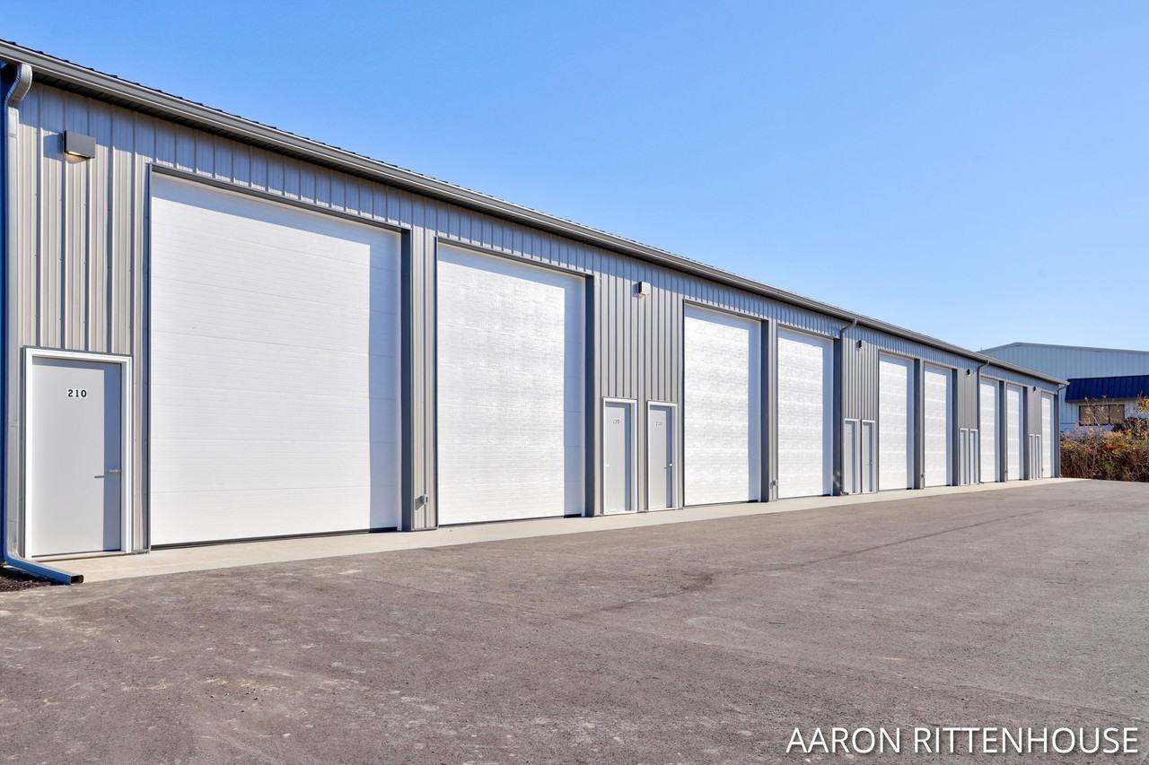 124 Veterans Dr - Photo 3 of 9