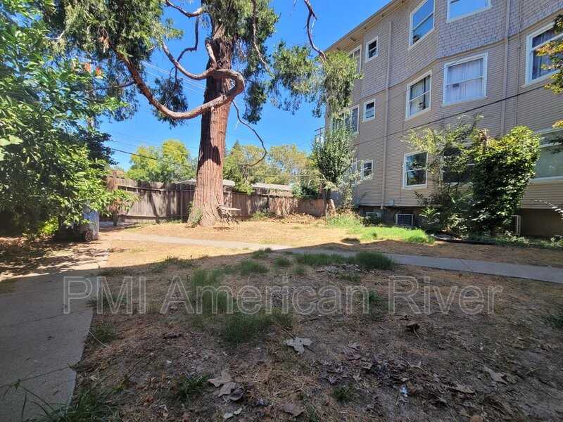 1319 H St #A - Photo 3 of 16