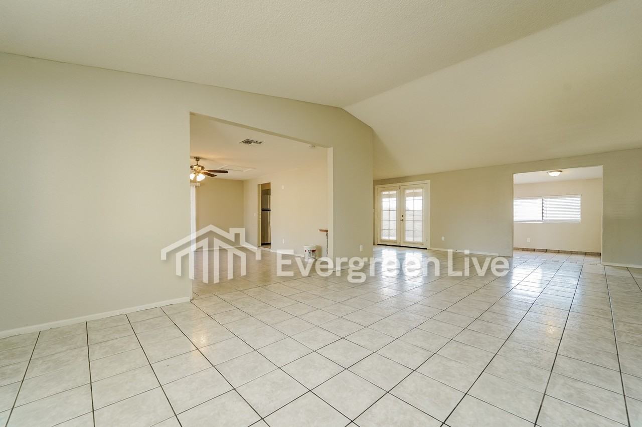 2621 W Vereda De Gente - Photo 2 of 17