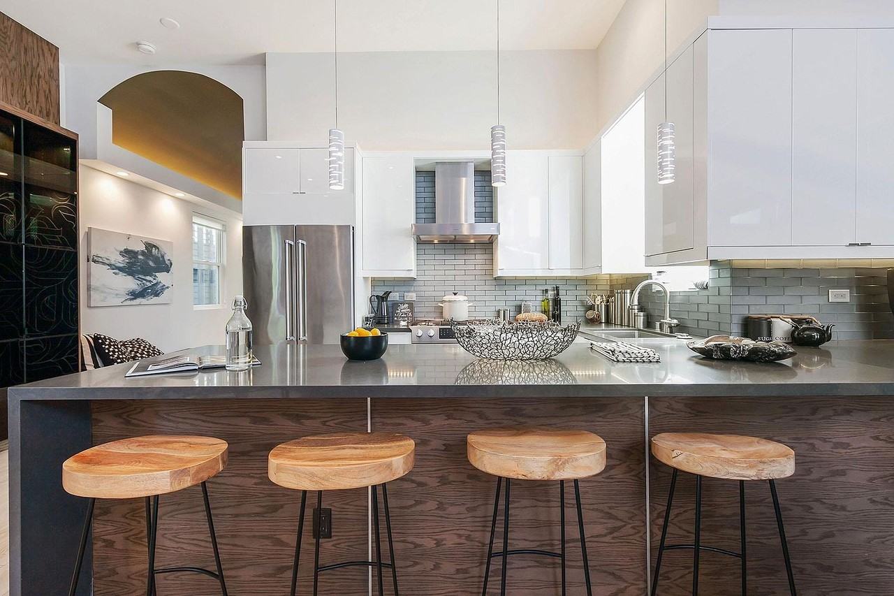 1086 S Van Ness Ave - Photo 2 of 14