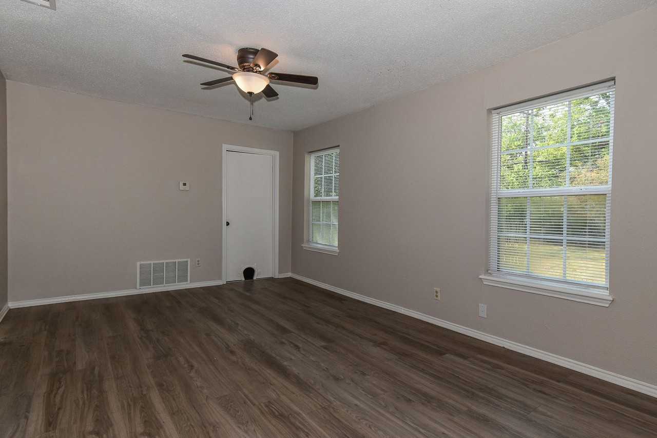 1103 Pecan Dr - Photo 3 of 28